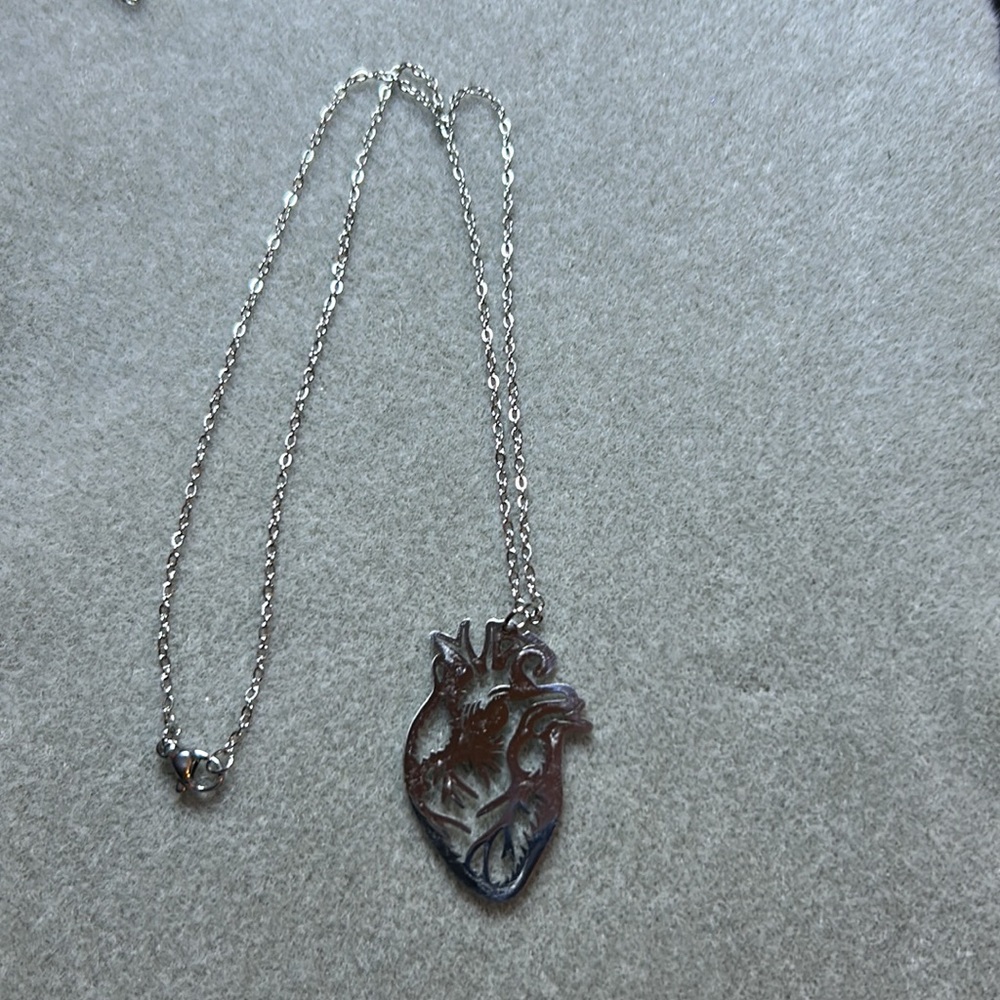 Heart pendant and chain - Picture 3 of 4